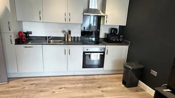 Full-size fridge, microwave, oven, stovetop