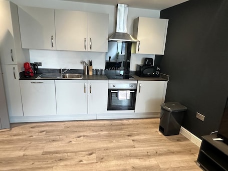 Full-size fridge, microwave, oven, stovetop