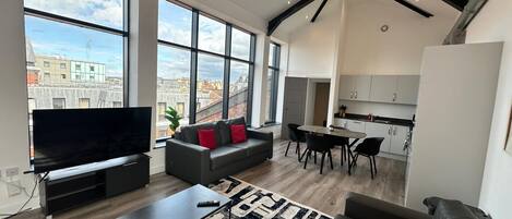 ดีลักซ์เพนท์เฮาส์ | บริเวณนั่งเล่น | ทีวี 50 นิ้ว พร้อมช่องเคเบิล