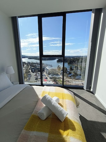 2 bedrooms, desk, iron/ironing board, free WiFi. 2B2B1C Apartment with Stunning Lake Views