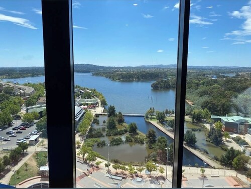 2B2B1C Apartment with Stunning Lake Views