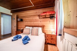 1 soveværelse, skrivebord, strygejern/strygebræt, weekendseng