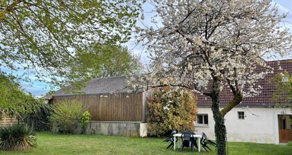 Maison de compagne au centre du village avec commerces et activités à proximité.