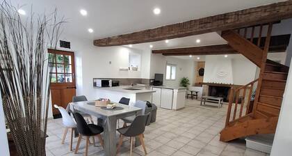 Maison de Compagne en Plein Centre du Village Avec Commerces à Proximité