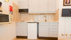 茶具/咖啡用具、冰箱、微波炉、烤面包机