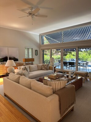 Smart TV, stereo - Charming 3-bedroom house with AC, WiFi and heated pool in lovely Wainscott (Wainscott)