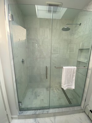 Een douche, een haardroger, handdoeken, zeep