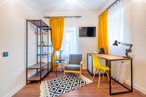 Double Room, Courtyard View (IV) | Langsir/tirai gelap terus, seterika/papan seterika, Wi-fi percuma 