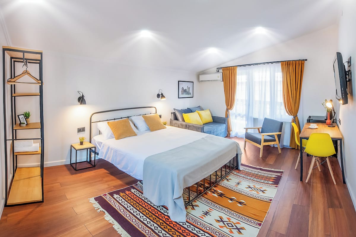 Camera tripla, vista città | Tende oscuranti, ferro/asse da stiro, Wi-Fi gratuito
