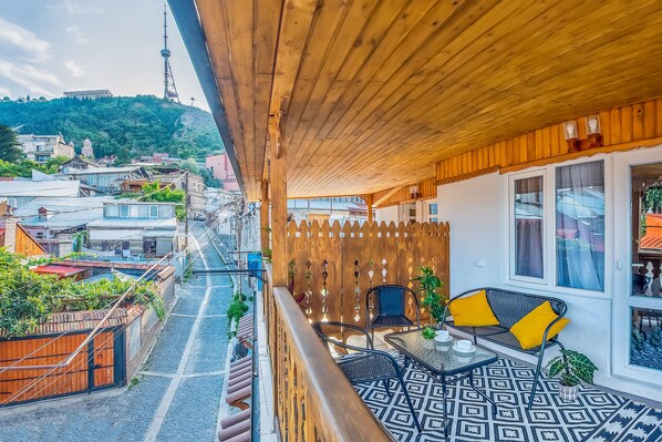 Dreibettzimmer, Stadtblick | Terrasse/Patio