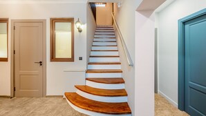 Una escalera de madera con barandilla que lleva a una plataforma.