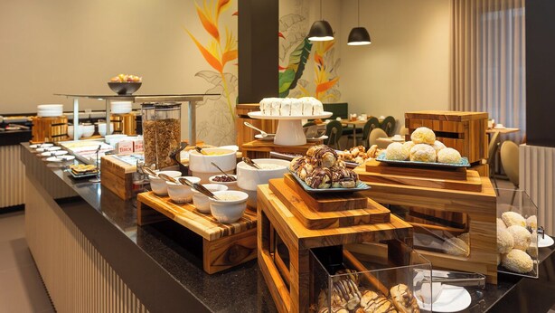Un buffet proposant une variété de plats et des bols de céréales.