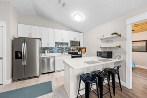 Een koelkast, een microgolfoven, een oven, een vaatwasser