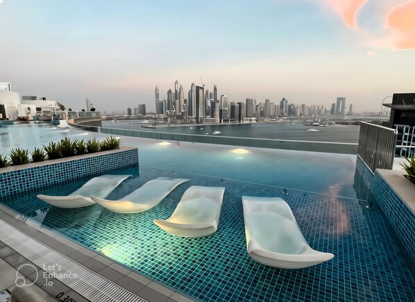 1 bedroom - Palm Jumeirah 1BR Rooftop Infinity Pool (Dubai)