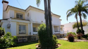 A two-story building with a white facade, yellow trim, and a balcony. - Tess Villa Becerra in Alhaurin de la Torre (Alhaurin de la Torre)