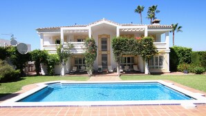 A two-story house with a swimming pool in front. - Tess Villa Becerra in Alhaurin de la Torre (Alhaurin de la Torre)