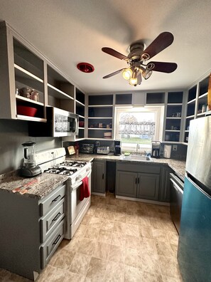 Microwave, oven, stovetop, dishwasher - Lrg family hm 5min drive to two hospitals, cancer center,colleges & METRA Arena (Billings)