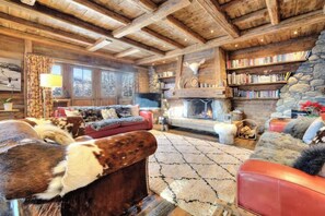 Smart-TV, peis, DVD-spiller og bøker