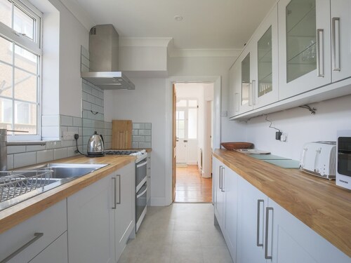 Charming Family Home in Windsor - Parking & Garden - Pass the Keys