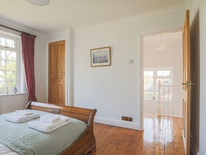 3 habitaciones, tabla de planchar con plancha y cuna de viaje 