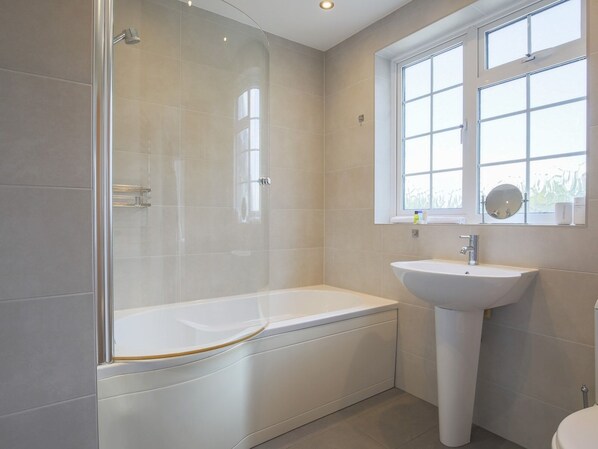 Een douche, handdoeken