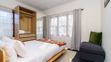 2 bedrooms, desk, iron/ironing board, travel cot