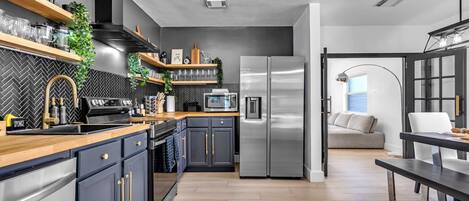 Réfrigérateur, micro-ondes, four, plaque de cuisson