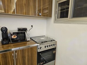 Frigorifero, microonde, forno, piano cottura
