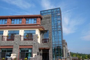 Un edificio con diseño arquitectónico moderno, que combina piedra y vidrio.