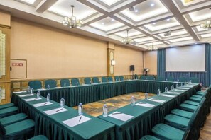 A conference room with a long table, chairs, and a projector screen. - Changshou Manhu Yashe Hotel (Chongqing)