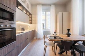 Réfrigérateur, four à micro-ondes, un four, surface de cuisson
