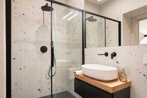 SĂšche-cheveux, bidet, serviettes fournies, savon