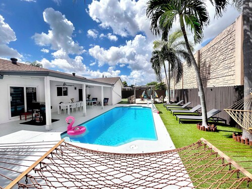 Miami house, Heated pool, Artificial beach, Mini golf, luxury and comfort