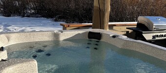 Newly renovated townhome near Town Ctr. Lone Peak views, rec room, new hot tub.