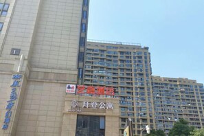 A multi-story building with a sign for 'Yingda Hotel' and 'Tongda Public Library'. - Bedom Apartment (Hengdian Nanjiang No. 1 Branch) (Dongyang)