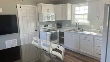Geladeira, micro-ondas, fogão, cooktop
