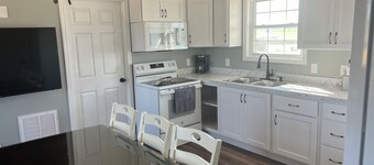 Charming 2-bedroom cottage in peaceful Magnolia with WiFi,  30 acre private lake