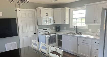 Charming 2-bedroom cottage in peaceful Magnolia with WiFi, 30 acre private lake