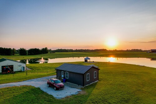 Charming 2-bedroom cottage in peaceful Magnolia with WiFi,  30 acre private lake