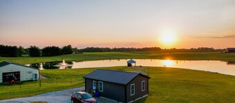 Charming 2-bedroom cottage in peaceful Magnolia with WiFi,  30 acre private lake