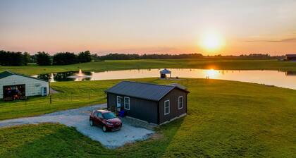 Charming 2-bedroom cottage in peaceful Magnolia with WiFi, 30 acre private lake