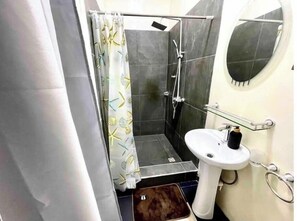 Dusche, Haartrockner, Handtücher, Seife