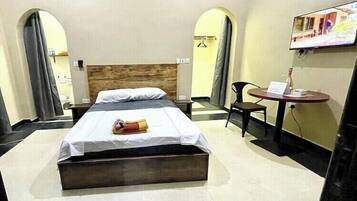 1 quarto, ferros/tábuas de passar roupa, berço de viagem