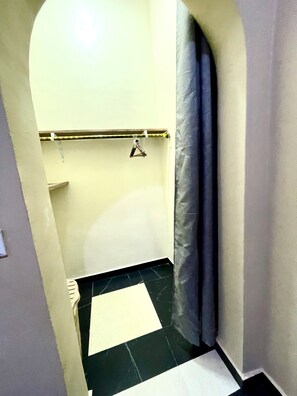 Interior - Accra Luxury Deluxe en-suite studio apartment at the Sanga estates. (Ablekuma New Town,)