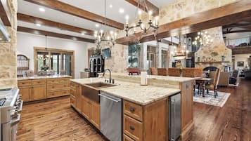 Talo, useita sänkyjä, yksityinen uima-allas, näköala puutarhaan | Yksityinen keittiö | Täysikokoinen jääkaappi, mikroaaltouuni, uuni, liesi