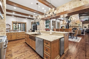 Hus - flera sÀngar - privat pool - utsikt mot trÀdgÄrden | Eget kök | Stort kylskÄp, mikrovÄgsugn, ugn och spishÀll