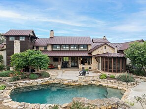 Kolam renang terbuka, kerusi lepak pantai 