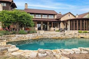 Utomhuspool och solstolar