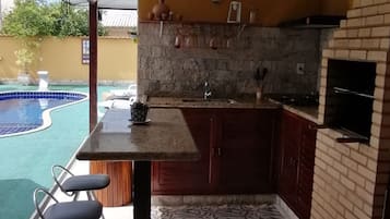 Casa família, 2 quartos, vista para a piscina | Área de estar | TV de tela plana
