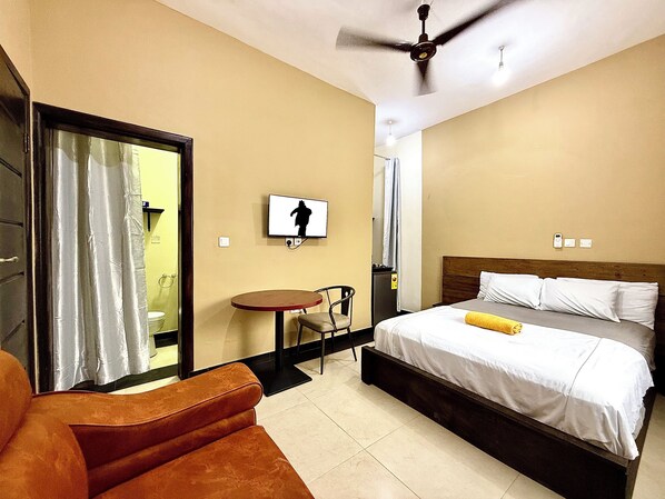 1 slaapkamer, een bureau, een strijkplank/strijkijzer, reisbedje